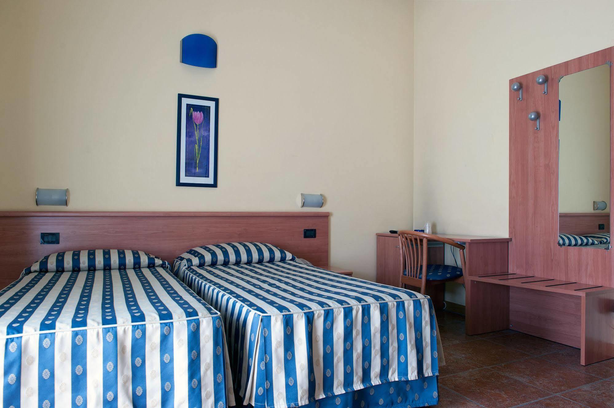 Hotel Blue Ribbon แวร์เชลลี ภายนอก รูปภาพ