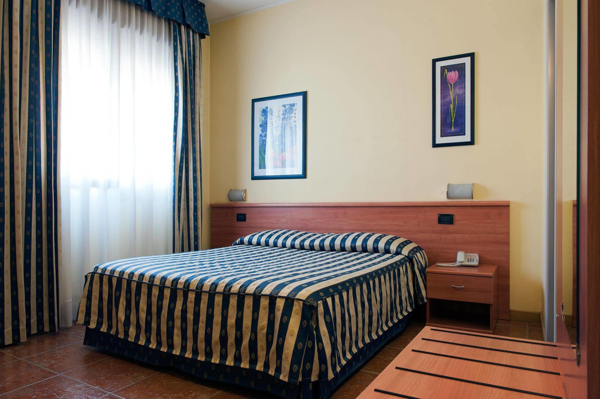 Hotel Blue Ribbon แวร์เชลลี ภายนอก รูปภาพ