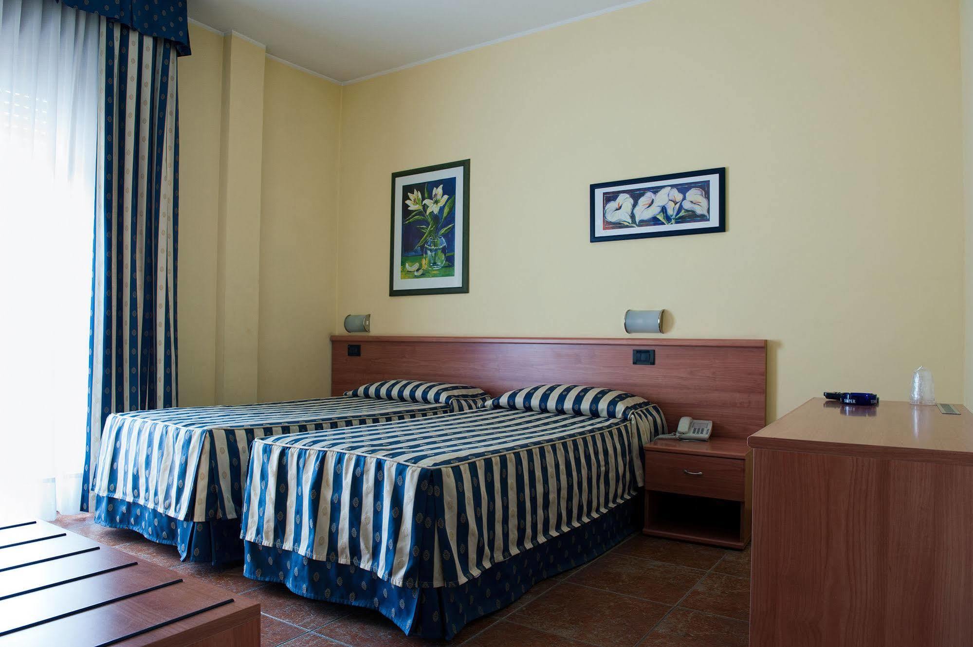 Hotel Blue Ribbon แวร์เชลลี ภายนอก รูปภาพ